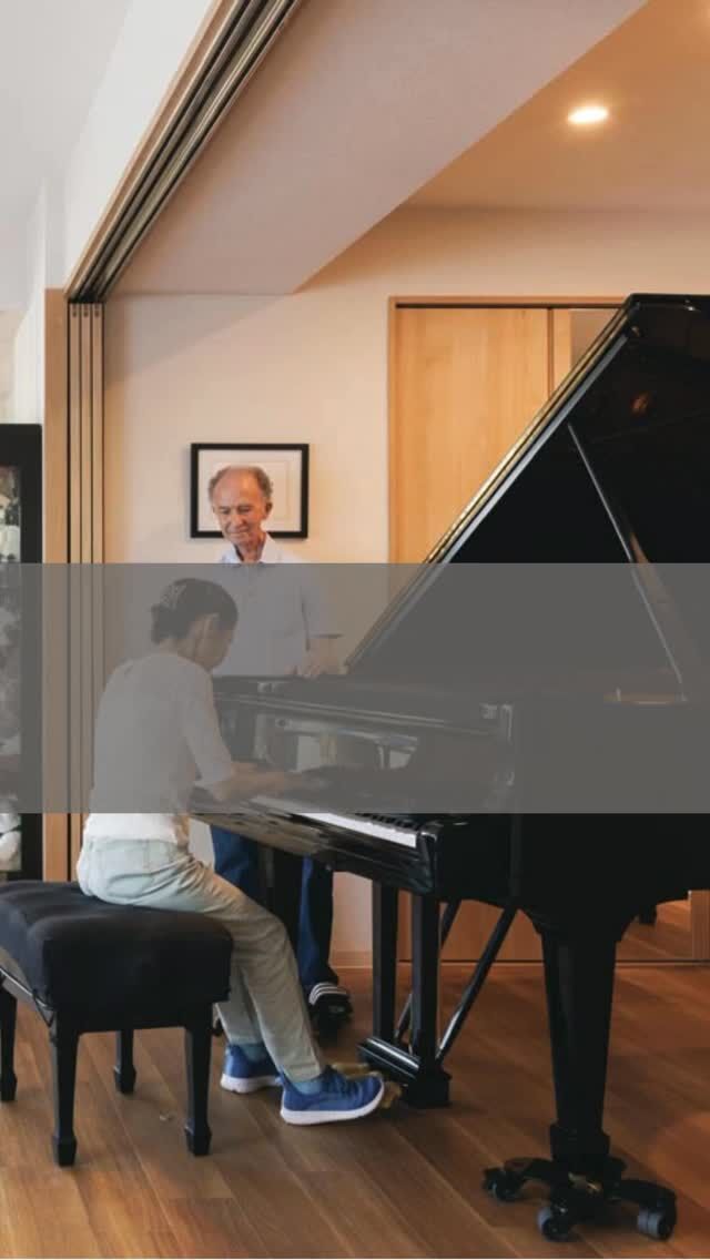 ROOM TOUR
アメリカから北海道帯広市に移住　マンションリノベーション

国際結婚に伴って渡米し、30年を過ごした地から帯広のマンションへと移住したCさんご夫妻。欧米の戸建て住宅とは部屋数も広さも異なる日本のマンションを、アメリカ人のご主人も心豊かに暮らせるようリフォームしました。

Cさん　アメリカで大きな家に住み続けるためには、芝刈りに月2万円、掃除に3万円といった人件費が必要になります。高齢者向けのリタイアメント・ハウスの入居費は一ヶ月で約80万円。一人の金額ですよ。あちらでは運転ができなくなったらどこへも行けなくなりますし、老後は日本の方が暮らしやすいと思ったんです。帯広は街の中心部であっても自然の景観を楽しめますし、コンパクトで住みやすいですね。

┈┈┈┈┈┈┈┈┈┈┈┈┈┈┈
もっと移住事例を読みたい方は↓↓↓

📣Webサイト『北海道に移住して家を建てる｜iezoom移住版』は @iezoom_ijuのプロフィール欄URLからご覧ください

【移住ストーリー】からご覧いただけます。
┈┈┈┈┈┈┈┈┈┈┈┈┈┈┈
#北海道移住
#帯広市
#イゼンホーム
#マンションリノベーション
#防音
#シアタールーム
#移住生活
#移住ライフ
#北海道の暮らし
#地方移住
#田舎暮らし
#自然が好き
#iezoom
#いえズーム移住版
#hokkaido
#immgiration