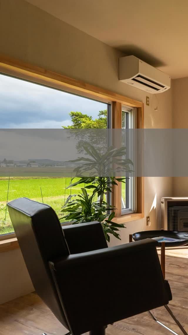 ROOM TOUR
【サロン編】板張りのマイホーム新築も古家リフォームのサロンも雅建築企画で実現！　東川町

東川町のWさんは、2018年に雅建築企画の設計・施工でマイホームを新築後、2024年春に、隣接する以前の住まいをフル・リフォームして店舗に改装し、ご夫婦それぞれがヘアサロン（美容室）とアロマサロンを営んでいます。

ご夫婦と雅建築企画の野上社長にお話をうかがいます。

同じ敷地内に建つ建物が、以前に一家が暮らしていた住宅。現在はご主人のヘアサロン（美容室）と奥さまのアロマサロンになっています。まだ少し工事が残っていますが、先月から営業を開始しました。

奥さま　この景色を眺めながら癒しの時間を過ごしたいと、遠方からも多くのお客さまがいらしてくれています。

野上さん　サロンのほうは、内装工事を中心に、窓断熱のリノベーションを行いました。Wさんとご友人で壁を塗るなどDIYも採り入れたので、コストはかなり抑えることができています。

┈┈┈┈┈┈┈┈┈┈┈┈┈┈┈
もっと移住事例を読みたい方は↓↓↓

📣Webサイト『北海道に移住して家を建てる｜iezoom移住版』は @iezoom_ijuのプロフィール欄URLからご覧ください

【移住ストーリー】からご覧いただけます。
┈┈┈┈┈┈┈┈┈┈┈┈┈┈┈
#北海道移住
#東川町
#雅建築企画
#東川町新築住宅
#東川町リフォーム
#東川町サロン開業
#東川町ヘアサロン
#東川町アロマサロン
#ヘアサロンBravo
#アロマサロンTOUDAI
#移住生活
#移住ライフ
#北海道の暮らし
#地方移住
#田舎暮らし
#自然が好き
#iezoom
#いえズーム移住版
#hokkaido
#immgiration