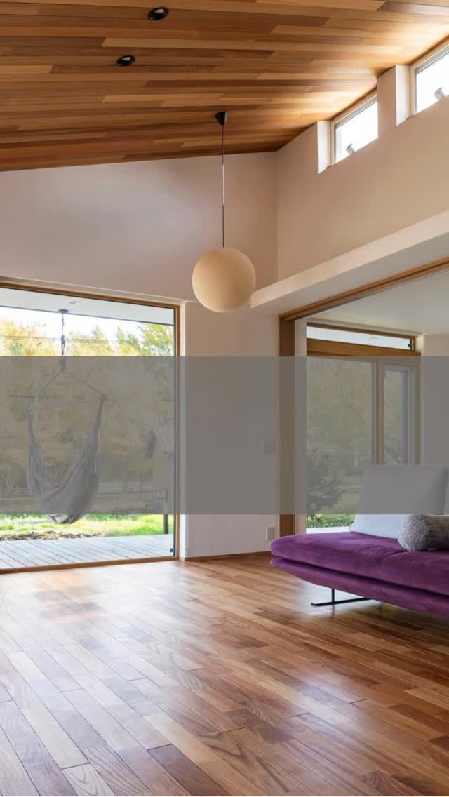 家事ラクで高品質な住まい。夢だった畑づくりも　札幌市／Mさん

2023年３月に札幌市内に竣工したこちらの家は、Mさん夫婦と娘さんの住まいです。
Mさん夫婦は首都圏からの移住組。６年前に札幌に引っ越してきました。

設計・施工は北渡建設です。札幌の住宅展示場を巡っていた頃、通りかかった道で「モデルハウス公開中」ののぼりを見て入ったのが、豊平区にある北渡建設のモデルハウスでした。
奥さまは北渡建設の家づくりに、「１つひとつを丁寧に作っているな」と感じたそうです。モデルハウスの広々としたLDKも印象に残りました。ご主人は、「大工さんが社内にいて、外注ではないところに魅力を感じました」と話します。

Q.今の住み心地はいかがですか？

奥さま
「広くてゆとりがあって家族の距離感もちょうど良く、帰りたくなる家です」

ご主人
「住み心地がよく、理想の暮らしができています。これから庭にリンゴやブルーベリーの木も植えようかと話しています」

👉 北海道での移住・家づくり情報はプロフィールから

┈┈┈┈┈┈┈┈┈┈┈┈┈┈┈
もっと移住事例を読みたい方は↓↓↓

📣Webサイト『北海道に移住して家を建てる｜iezoom移住版』は @iezoom_ijuのプロフィール欄URLからご覧ください

【移住ストーリー】からご覧いただけます。
┈┈┈┈┈┈┈┈┈┈┈┈┈┈┈
#北海道移住
#札幌移住
#北渡建設
#ケヤキ
#吹き抜け
#ウッドデッキ
#造作戸棚
#和室
#キッチンハウス
#北海道の暮らし
#地方移住
#田舎暮らし
#自然が好き
#iezoom
#いえズーム移住版
#hokkaido
#immgiration