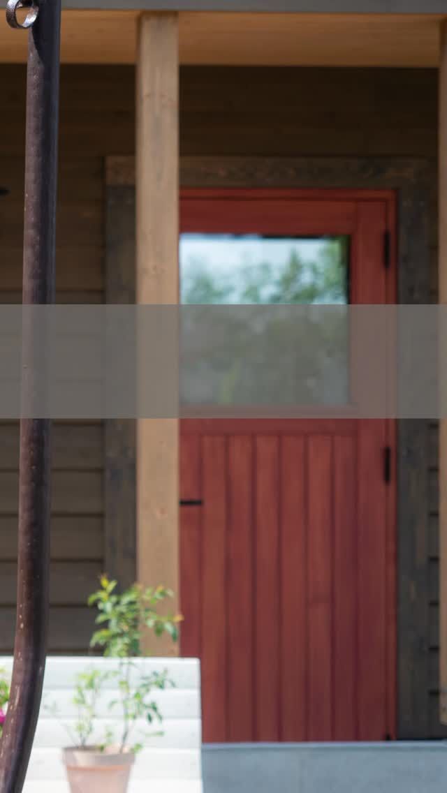 本州から北海道長沼町に移住　カフェをオープン

白田建築事務所（札幌市）で念願のカフェ兼住宅を新築したＳさん。札幌から車で60分、のどかな田園風景が広がる長沼町でご夫婦が営むのは、そば粉をクレープのように焼き様々な野菜や肉類、ソースなどを添えていただく“ガレット”をメインにした「カフェ　コフェル」です。

店内に入ると連続する大きな窓の向こうに広がる畑のグリーンが目に飛び込んできます。Ｓさんはご夫婦ともに本州の出身。カフェをやるなら「これぞ北海道」という景色が眺められる場所でやりたいと考えていました。

「スローライフが夢でしたが、人が集まる場所を作りたいという思いもありました」とご主人。ご近所の農家さんからの差し入れや、DIYサポートなど様々な交流が生まれていて、すっかり地域に馴染んでいる様子。カフェ　コフェルは地域の集まりや催しの場としても愛されていきそうです。

☕️カフェ　コフェル
住所：北海道夕張郡長沼町東5線南12番地
Tel：0123-76-7996
営業時間：11：00～17：00（冬期16：00）
定休日：日曜・月曜
ホームページ　https://kopher614.wordpress.com/
Instagram　https://www.instagram.com/cafe.kopher/

┈┈┈┈┈┈┈┈┈┈┈┈┈┈┈
もっと移住事例を読みたい方は↓↓↓

📣Webサイト『北海道に移住して家を建てる｜iezoom移住版』は @iezoom_ijuのプロフィール欄URLからご覧ください

【移住ストーリー】からご覧いただけます。
┈┈┈┈┈┈┈┈┈┈┈┈┈┈┈
#iezoom
#いえズーム移住版
#長沼町カフェ
#北海道での暮らし
#白田建築事務所
#北海道移住