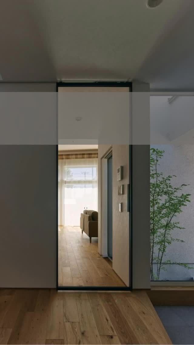 十勝の大地にも似合うモダンな平屋の家　帯広市／YOTUMOKU-side（ヨツモクサイド）
@yotumoku.side

帯広市の工務店YOTUMOKU-side（ヨツモクサイド）が手がけるのは、雄大な自然が広がる十勝の風土にも合うモダン住宅です。外壁や室内壁に塗壁や漆喰、床には無垢材といった天然素材をふんだんに使い、心地よさと上質さを両立。非日常を感じさせるスタイリッシュな設計は、移住先の住まいはもちろん、リゾートハウスとしても魅力的です。設計士の吉田和憲社長とコーディネーターの片山さんが、施主が思い描く理想の暮らしを丁寧にカタチにしていきます。

・・・・・・・・・・・・・・・・・・・・・・・・・・

設計プランと空間コーディネートについて、片山さんにお話を伺いました。✍
Q…坪数以上にゆったりとした、余裕を感じる造りですね
A…寝室や子ども部屋の面積を抑え、家族で過ごす空間を広くとるなど、広さにメリハリをつけました。長い時間を過ごすLDKはもちろん、帰宅する家族や来客を迎える玄関ポーチもゆったりとした造りにした結果、家全体が余裕のある印象になったように思います。

Q…暖房方法や断熱性能について教えてください
A…床下に温水を配管して床暖房にしています。空気を乾燥させることもなく、足元から温まるので快適です。暖房器具が見えないため、意匠性を損なうことがないのもポイントですね。断熱性能はUA値0.26とZEH水準を上回っており、真夏も真冬も心地よく過ごしていただけると思います。

┈┈┈┈┈┈┈┈┈┈┈┈┈┈┈
もっと移住事例を読みたい方は↓↓↓

📣Webサイト『北海道に移住して家を建てる｜iezoom移住版』は @iezoom_ijuのプロフィール欄URLからご覧ください

【移住ストーリー】からご覧いただけます。
┈┈┈┈┈┈┈┈┈┈┈┈┈┈┈
#iezoom
#いえズーム移住版
#十勝
#北海道の暮らし
#ヨツモクサイド
#北海道移住