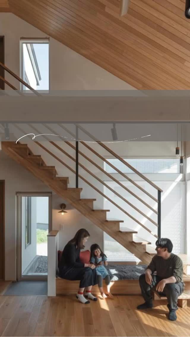 家でも外でも心地いい暮らし / 帯広市Ｗさん／ティーメイス

趣味の時間を、もっと身近に。
キャンプやスキーを楽しむために設計された住まい。

広い玄関土間は、道具をそのまま持ち込み、気軽に扱える空間。
収納は“しまうため”ではなく、"すぐ使うため”に考えられている。
外と内をつなぐ動線が、日々の動きをスムーズにし、ストレスを減らす。
好きなことを、もっと自由に。暮らしに自然と溶け込む住まい。

👉 北海道での移住・家づくり情報はプロフィールから

┈┈┈┈┈┈┈┈┈┈┈┈┈┈┈
もっと移住事例を読みたい方は↓↓↓

📣Webサイト『北海道に移住して家を建てる｜iezoom移住版』は @iezoom_ijuのプロフィール欄URLからご覧ください

【移住ストーリー】からご覧いただけます。
┈┈┈┈┈┈┈┈┈┈┈┈┈┈┈
#iezoom
#いえズーム移住版
#帯広市
#ティーメイス
#北海道アウトドア
#北海道移住